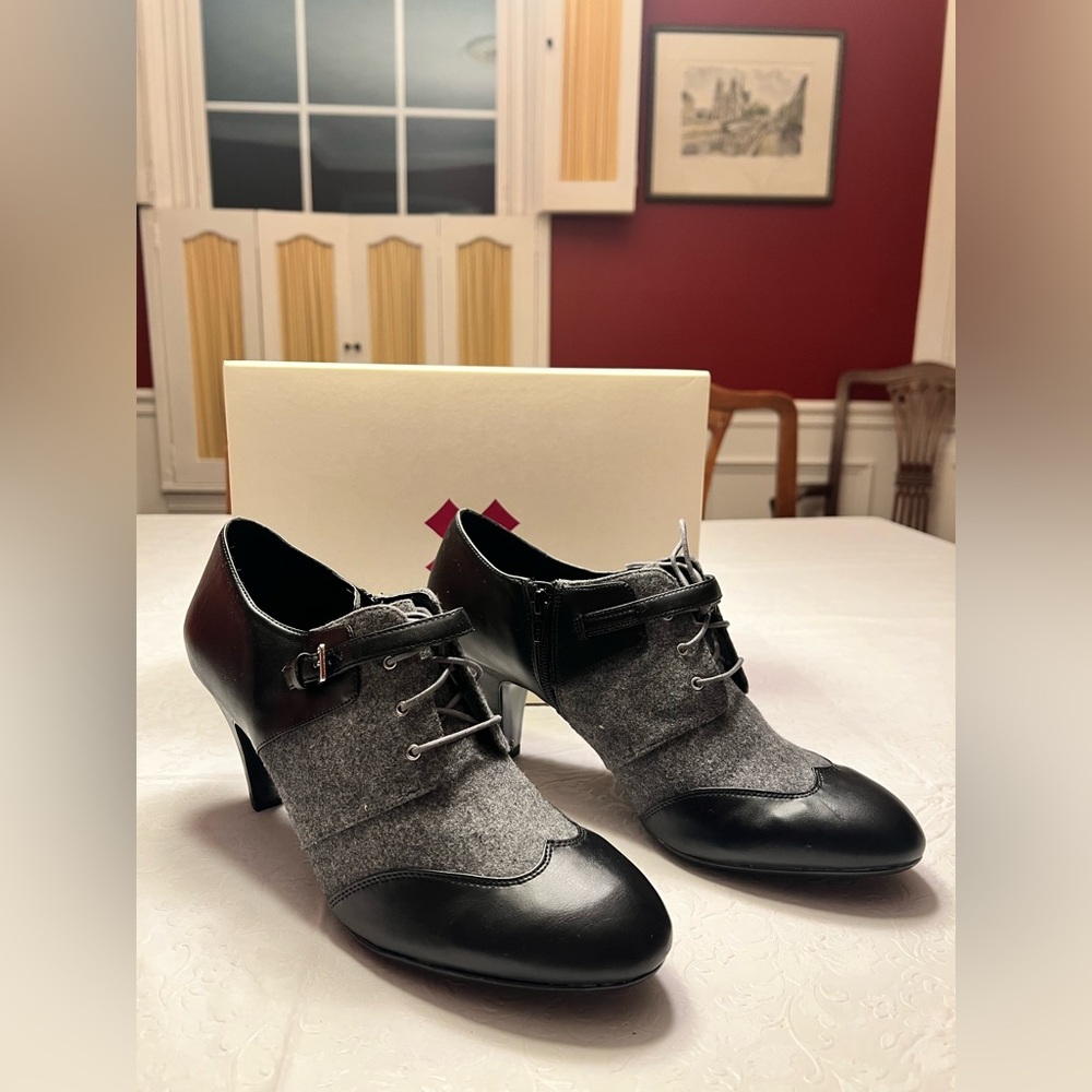 Naturalizer Black and Gray Heeled Shoes - Picture 3 of 9